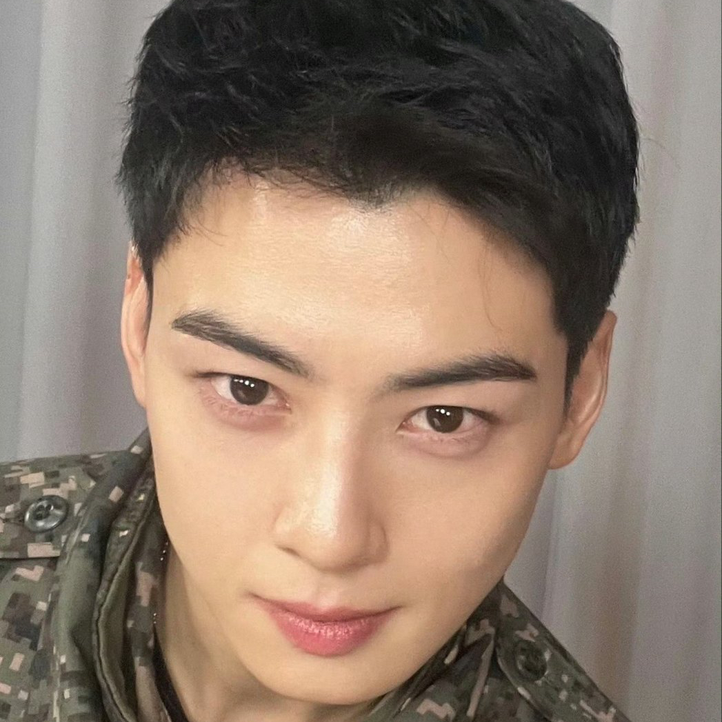 Behind-the-scenes cut of Cha Eunwoo
