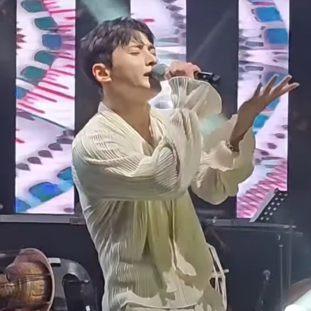 A moment captured by a fan of Seong Ri