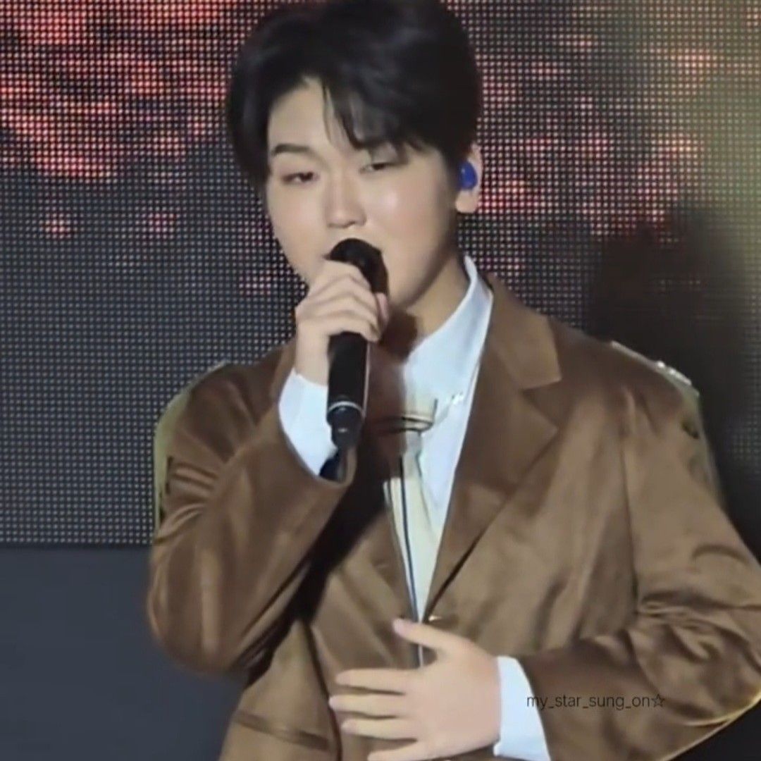 A moment captured by a fan of Park Sungon