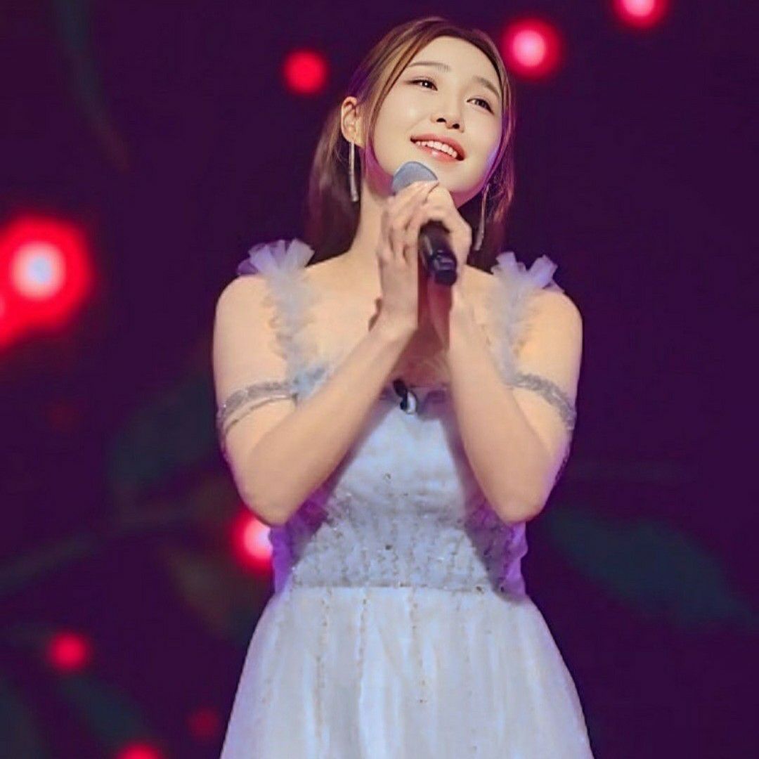 Latest photo of Lee Sona