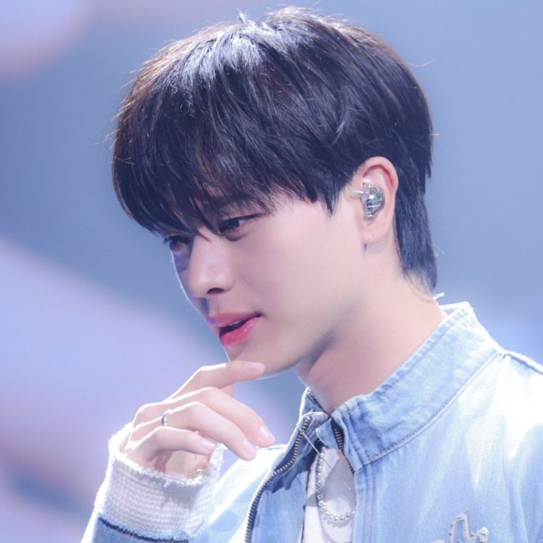 Latest photo of Yook Sungjae