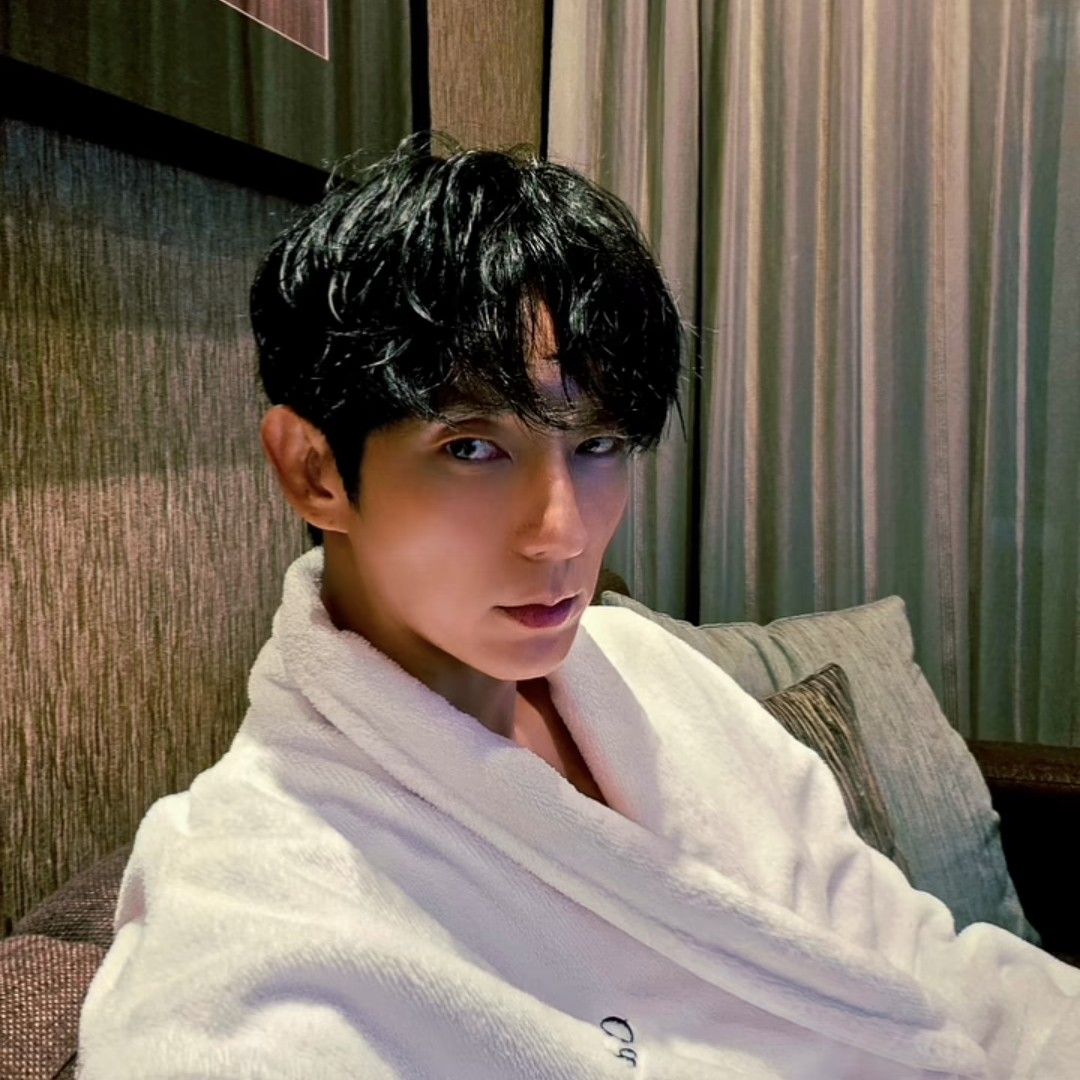 Behind-the-scenes cut of Lee Joongi