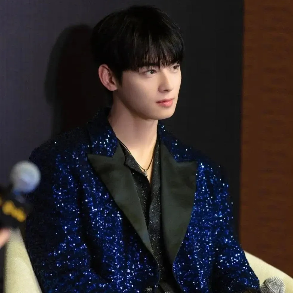 A moment captured by a fan of Cha Eunwoo