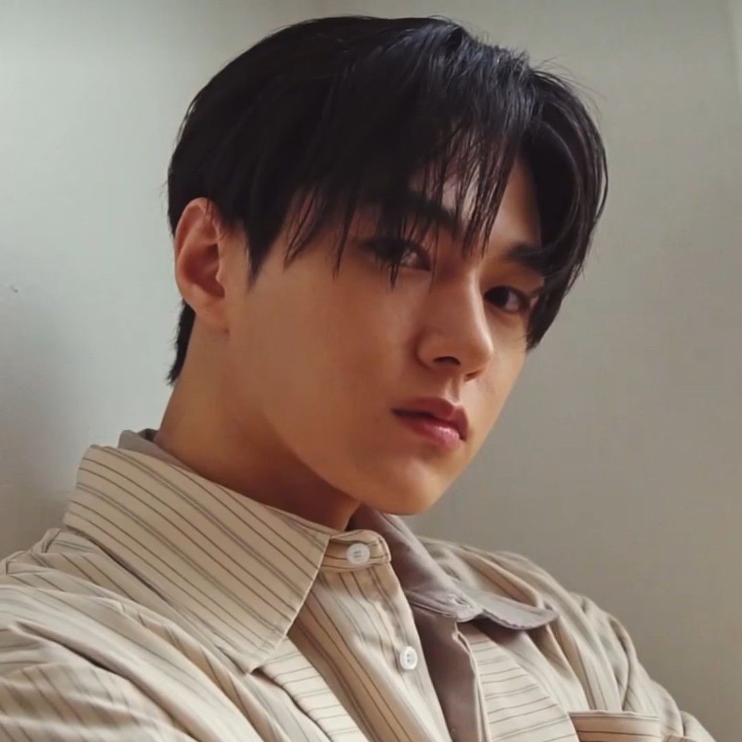 Recent activity shot of Kim Myungsoo (L)