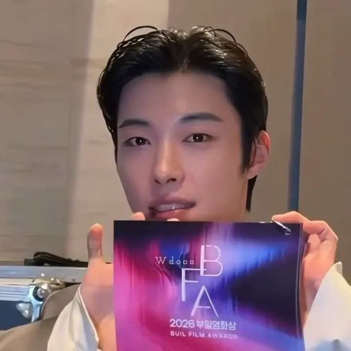 A moment captured by a fan of Woo Dohwan