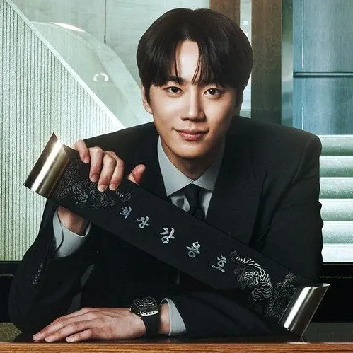 Behind-the-scenes cut of Lee Junyoung