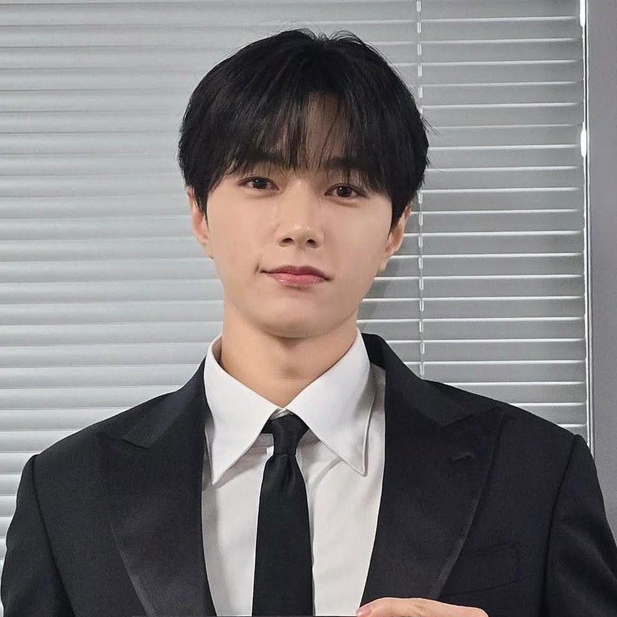 Latest photo of Kim Myungsoo (L)