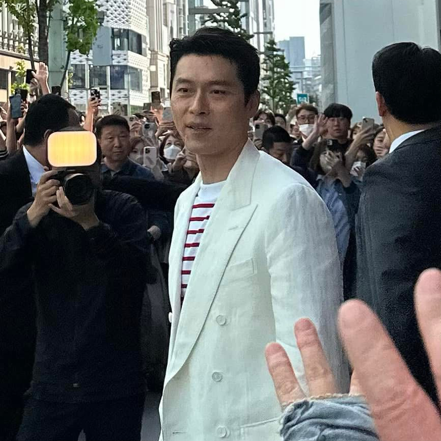 Momen yang diabadikan oleh penggemar Hyun Bin