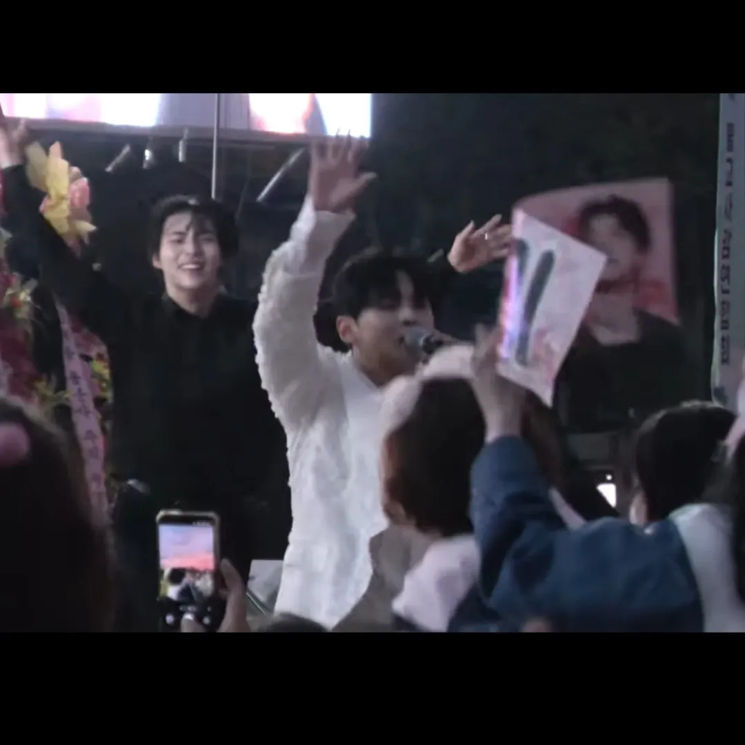 A moment captured by a fan of Seong Ri