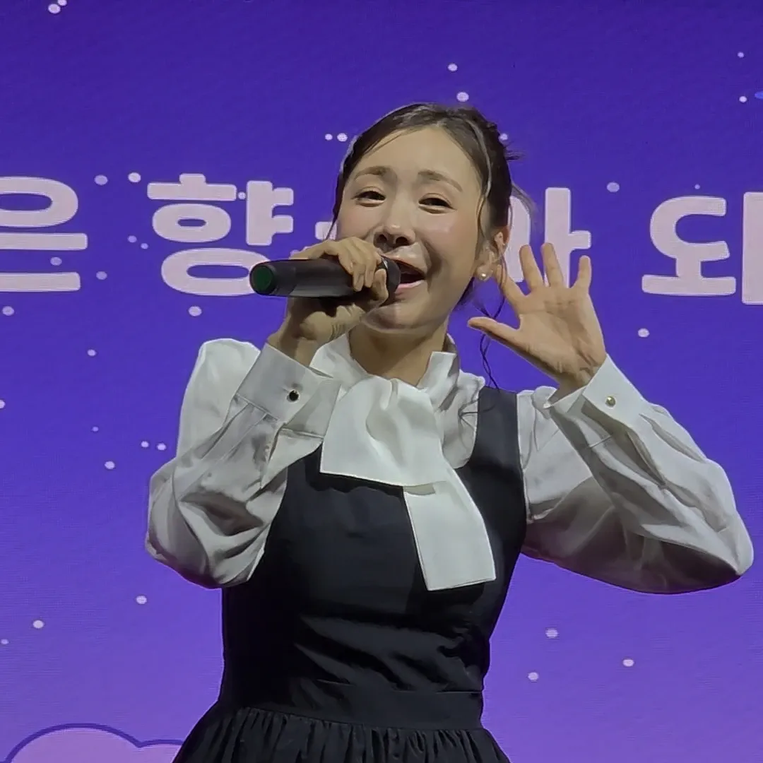 A moment captured by a fan of Huh Chanmi