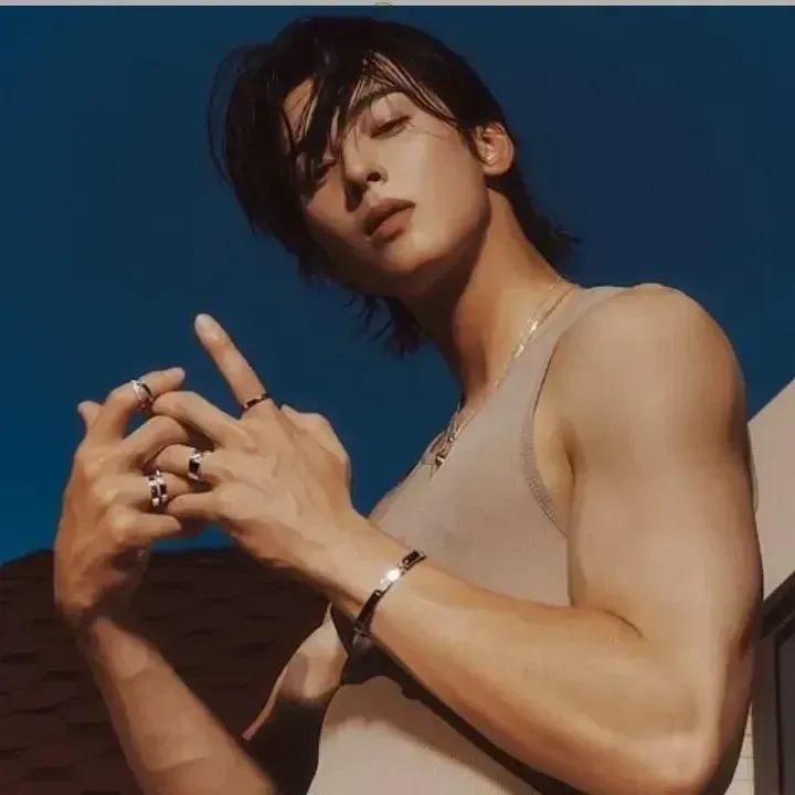 Behind-the-scenes cut of Cha Eunwoo