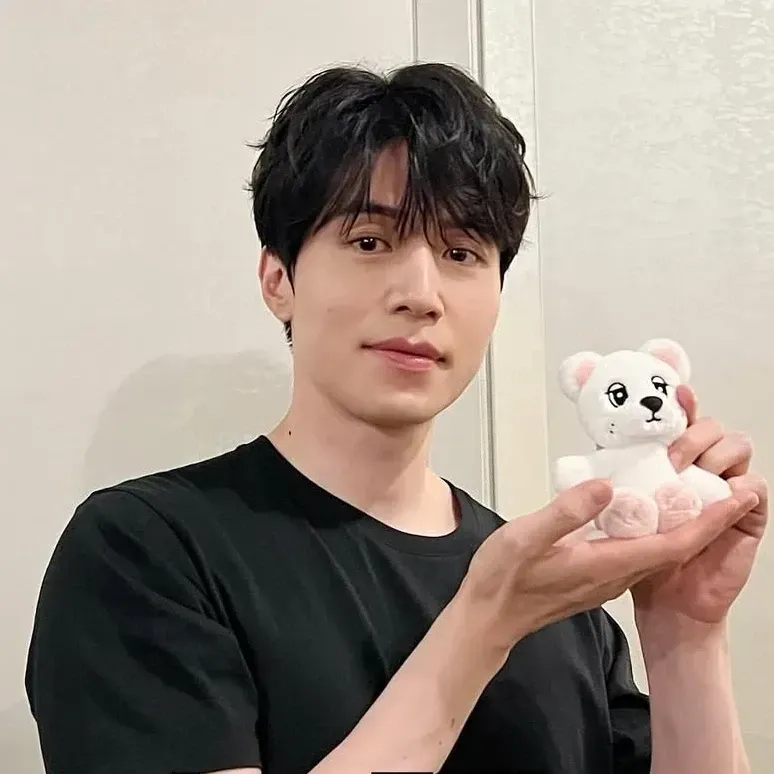 Recent activity shot of Lee Dongwook