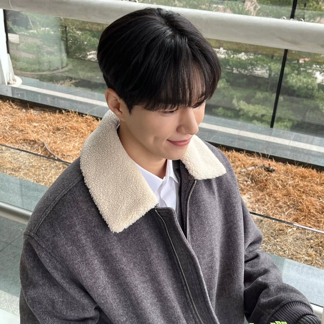 Behind-the-scenes cut of Kim Myungsoo (L)