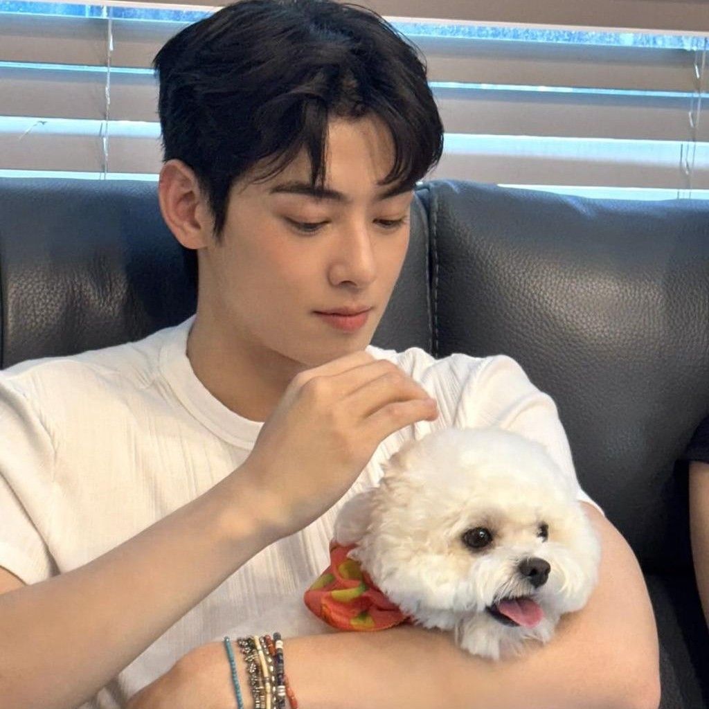 A moment captured by a fan of Cha Eunwoo