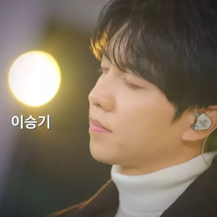 A moment captured by a fan of Lee Seunggi