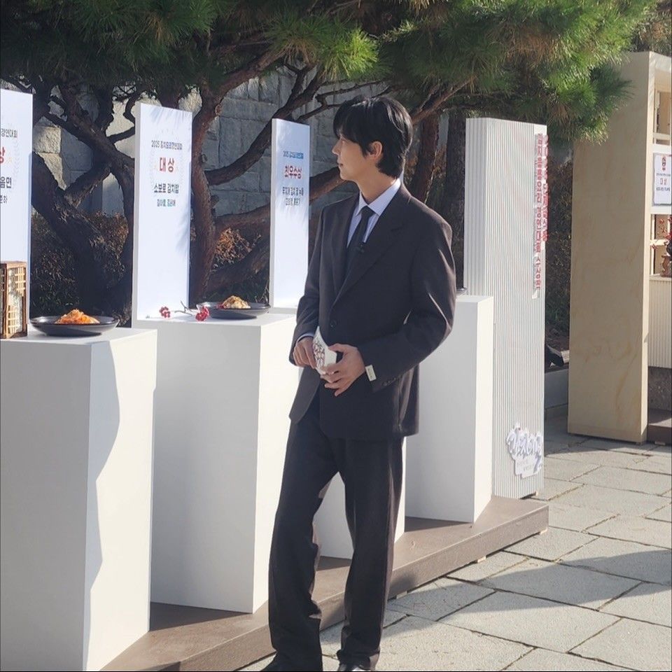 Behind-the-scenes cut of Yoon Jonghun 