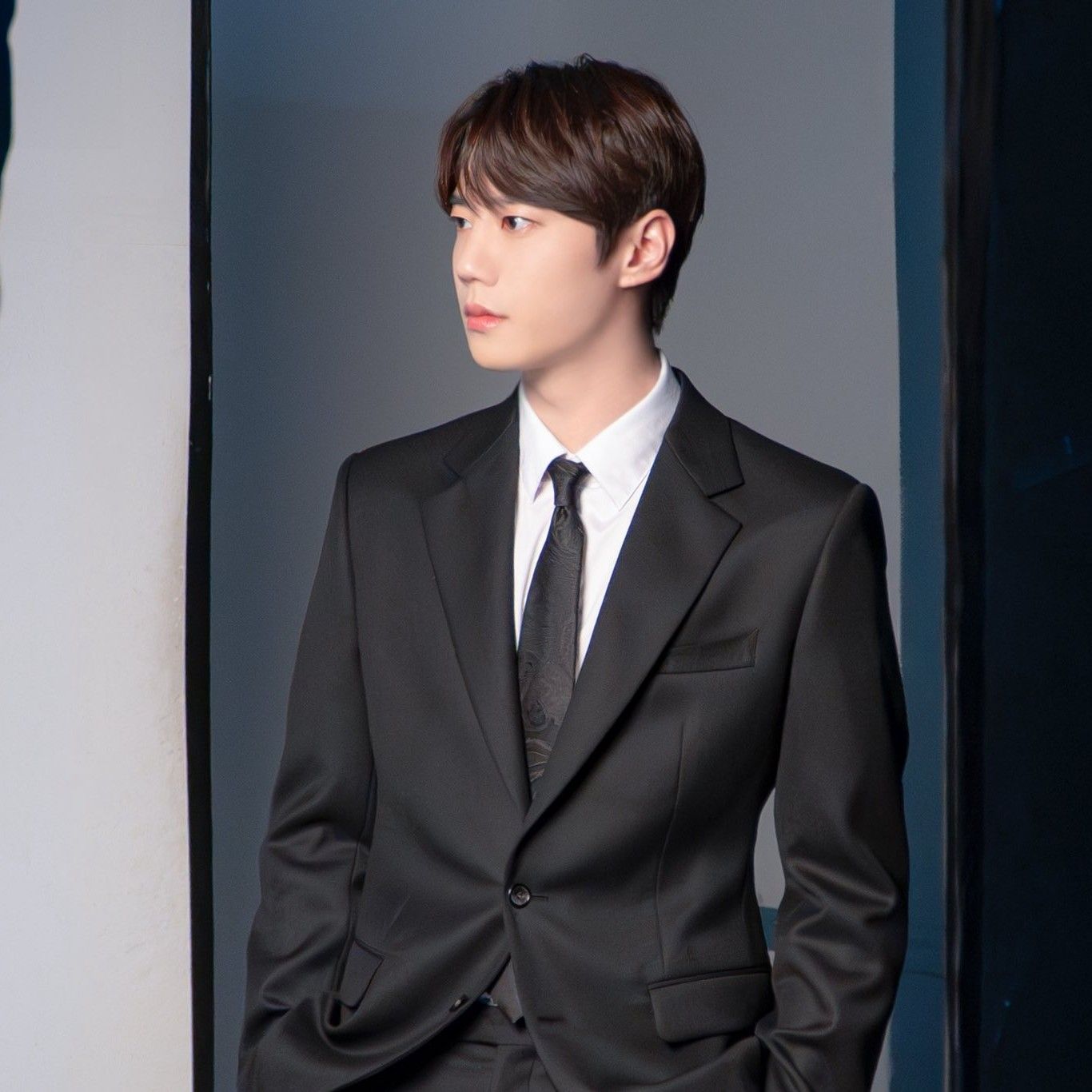 Behind-the-scenes cut of Lee Junyoung