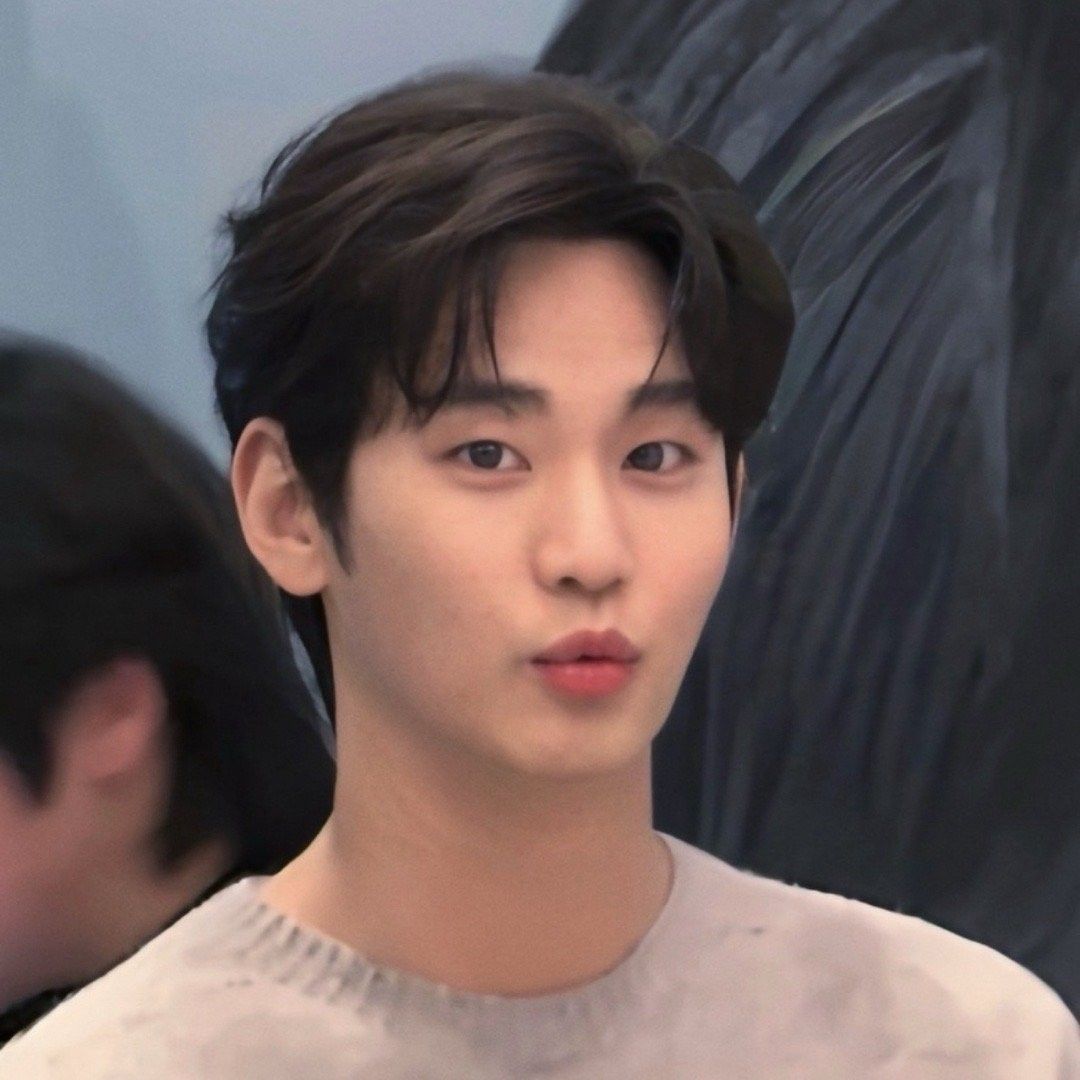 粉丝拍下的金秀贤瞬间