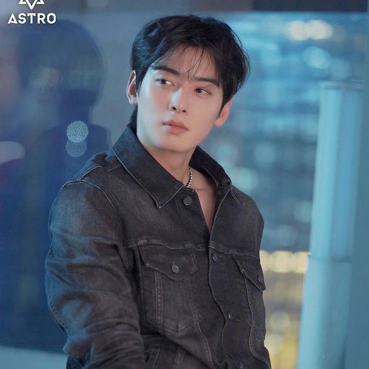 Behind-the-scenes cut of Cha Eunwoo