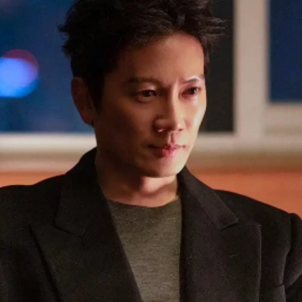 Behind-the-scenes cut of Ji Sung