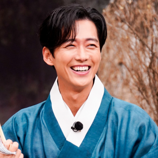 Behind-the-scenes cut of Namkoong Min