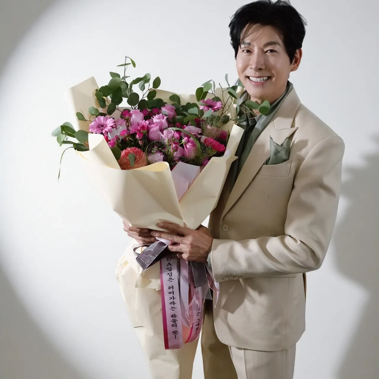 Behind-the-scenes cut of Kim Yongpil