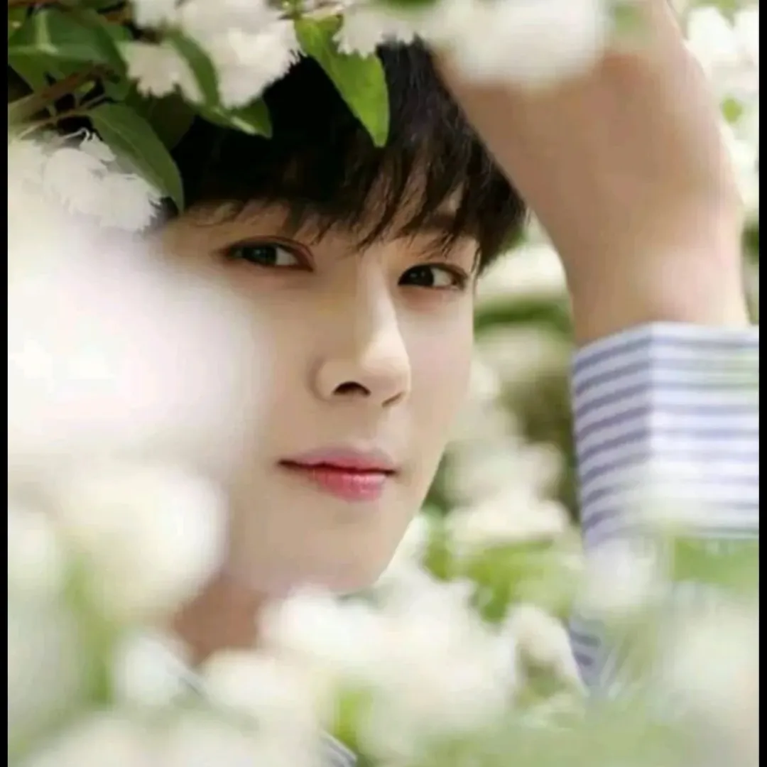 A moment captured by a fan of Cha Eunwoo