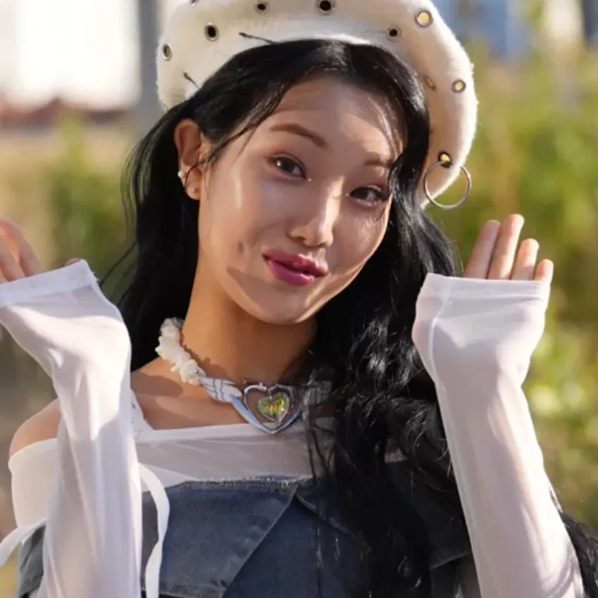 A moment captured by a fan of Kim Soyeon (2004)