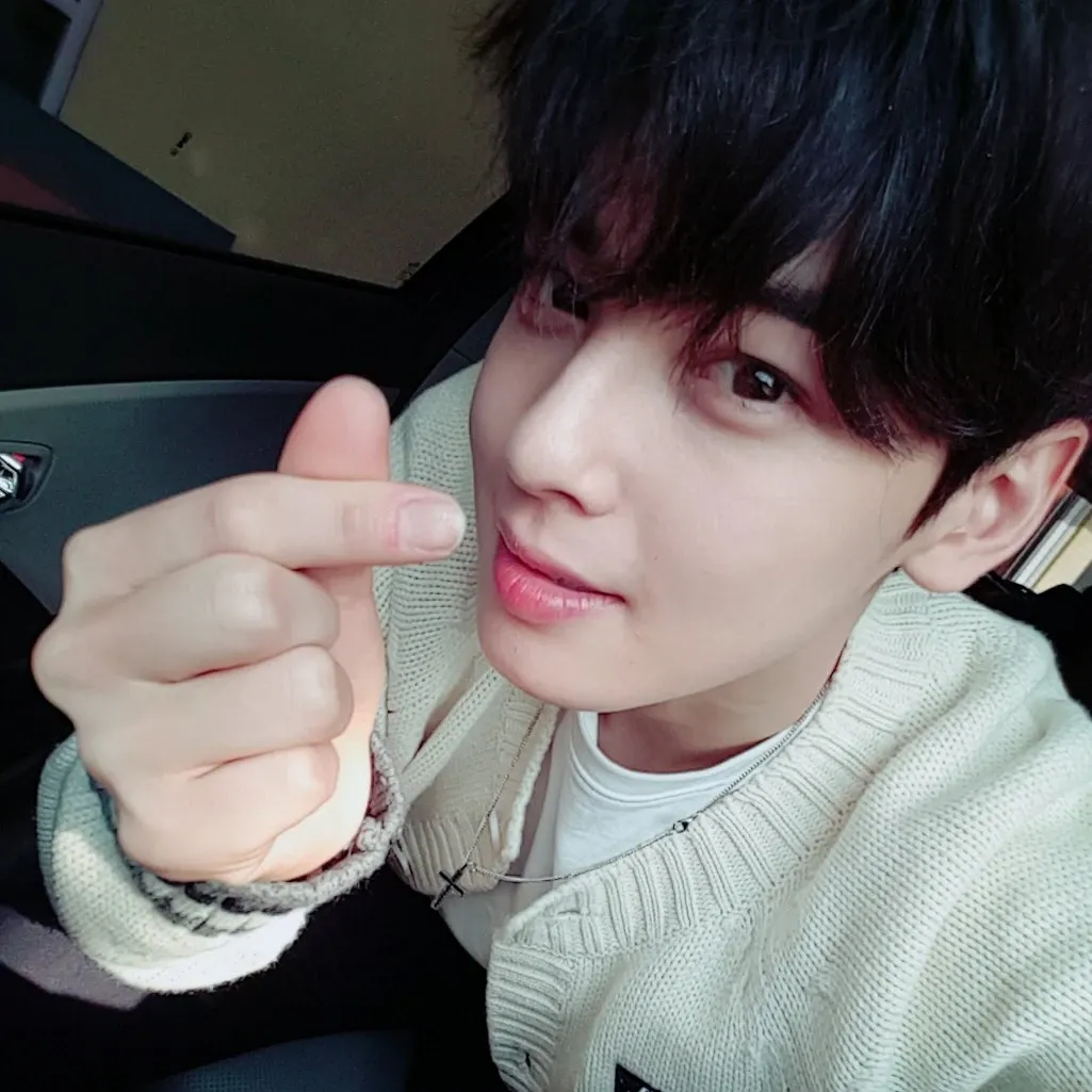 A moment captured by a fan of Cha Eunwoo