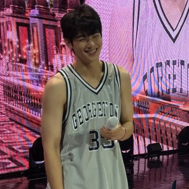A moment captured by a fan of Cha Eunwoo