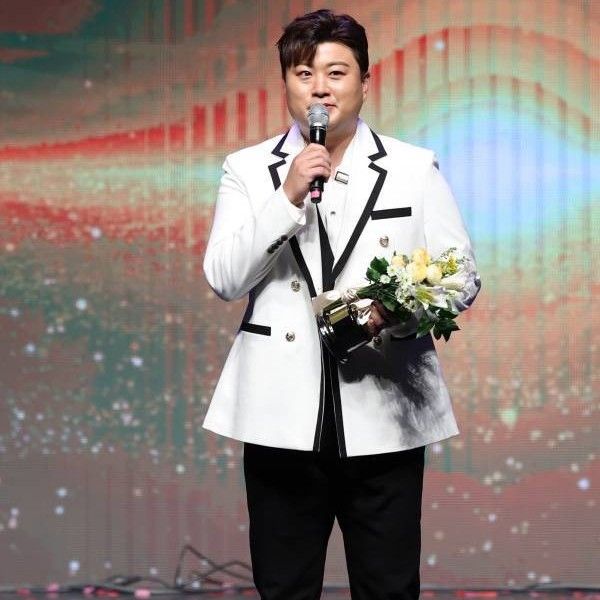 キム・ホジュンのビハインドカット