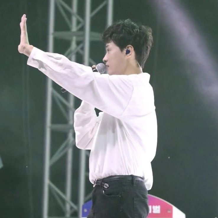 粉丝拍下的闵庚勋瞬间