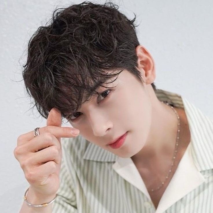 Behind-the-scenes cut of Cha Eunwoo