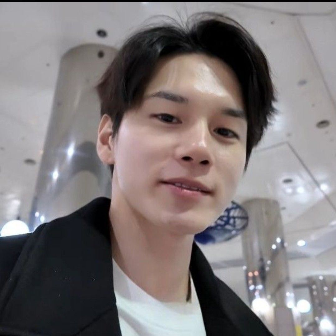 粉丝拍下的邕圣祐瞬间