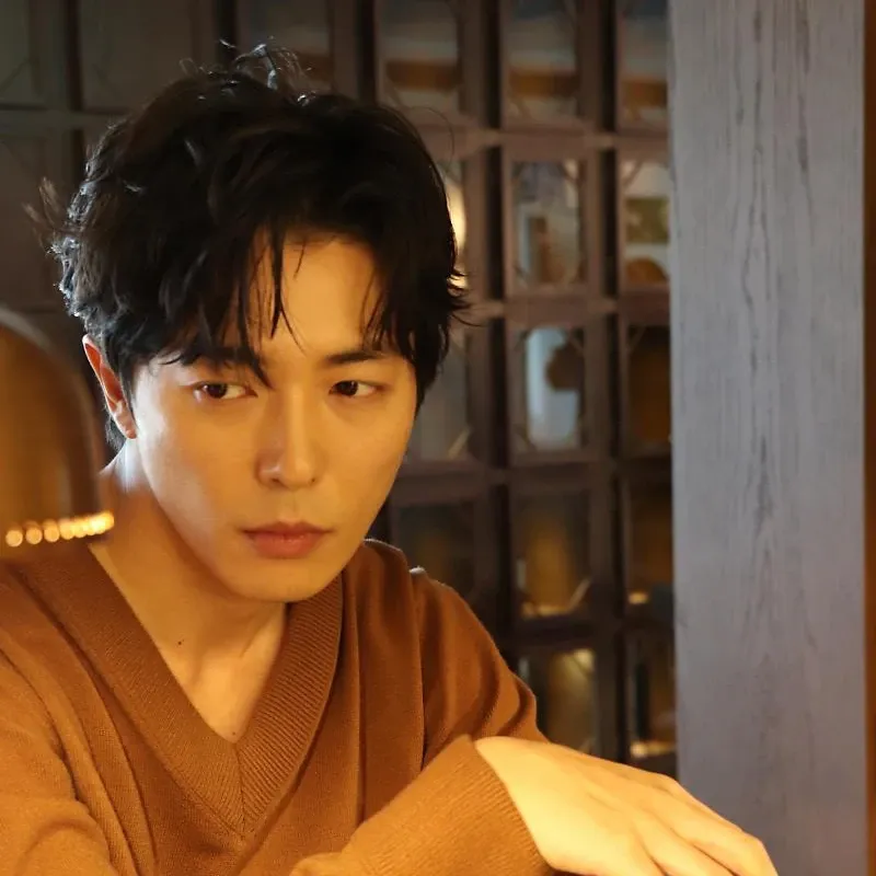 Behind-the-scenes cut of Kim Jaewook