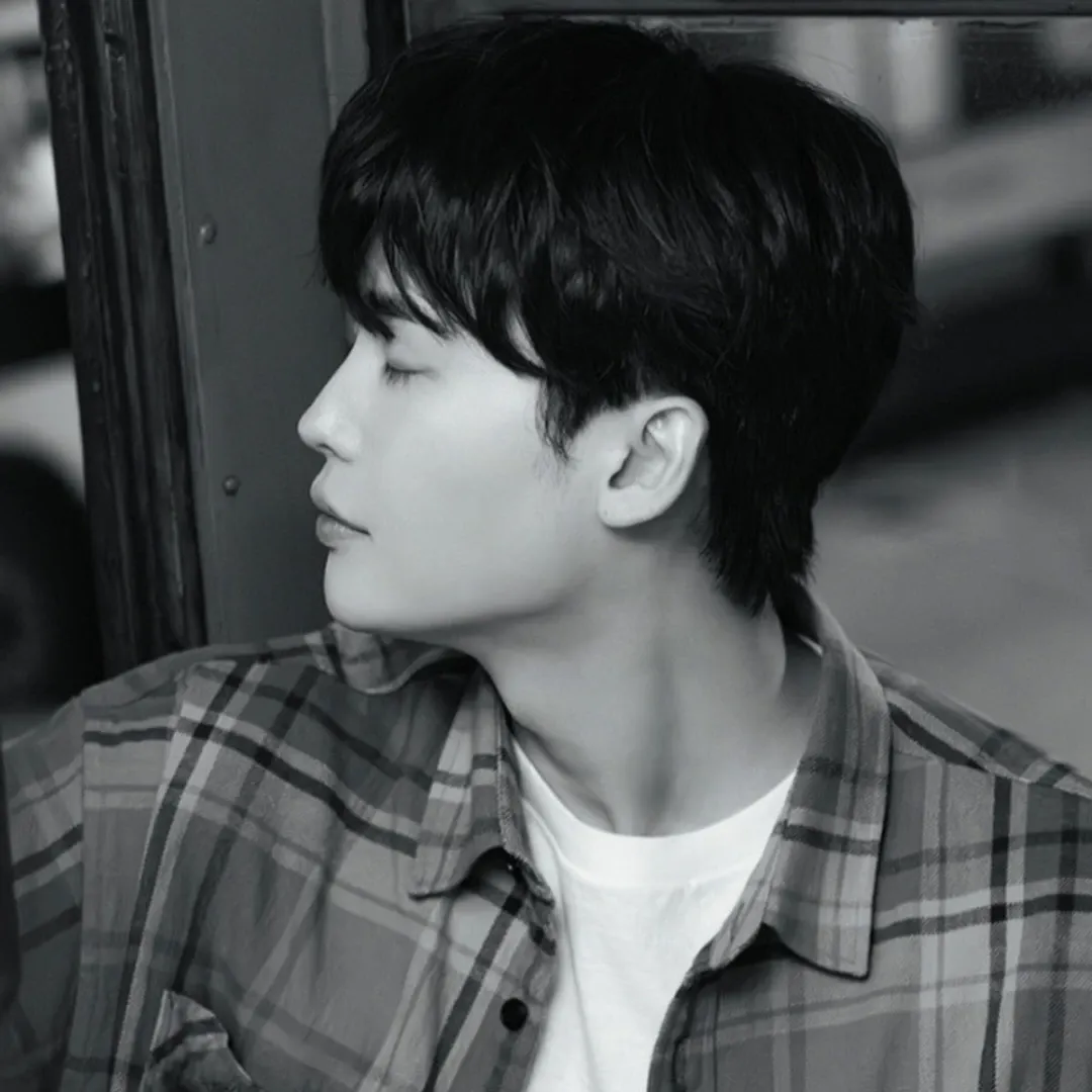 Recent activity shot of Lee Jongsuk