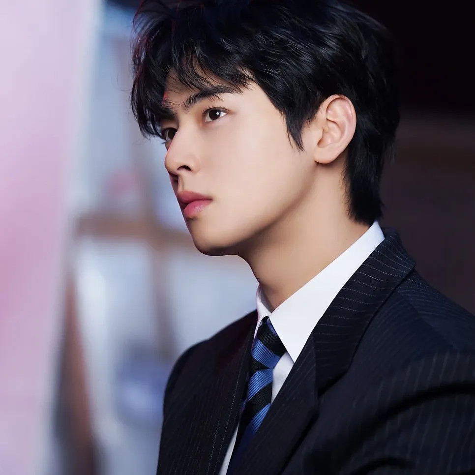 Recent activity shot of Cha Eunwoo