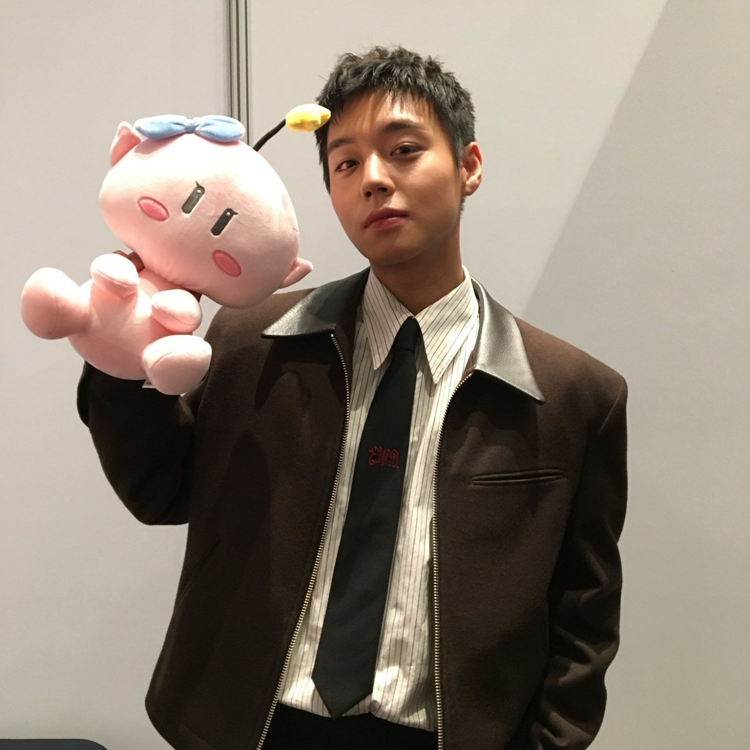 Behind-the-scenes cut of Park Jihoon