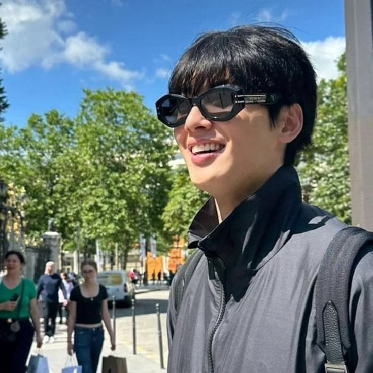 Recent activity shot of Cha Eunwoo