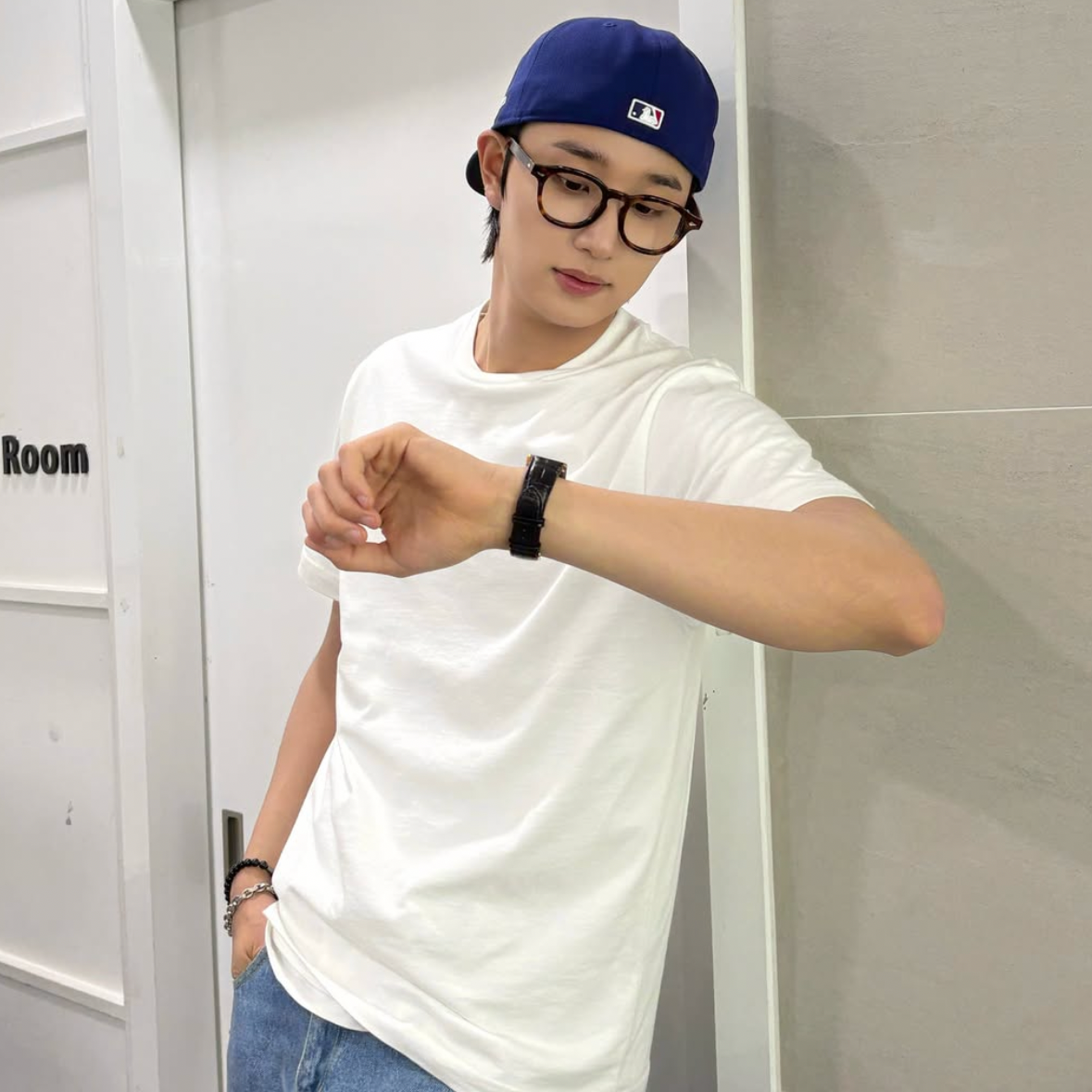 Behind-the-scenes cut of Kim Jaewon