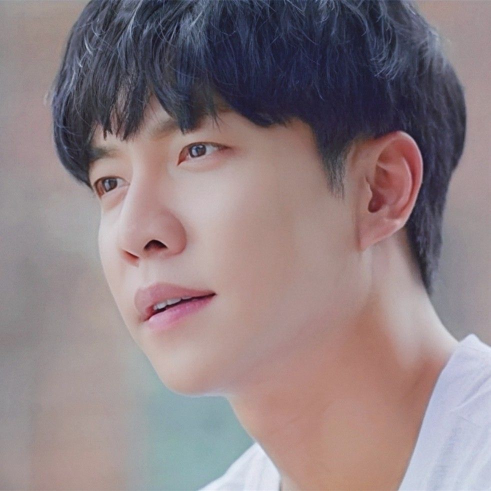 Recent activity shot of Lee Seunggi