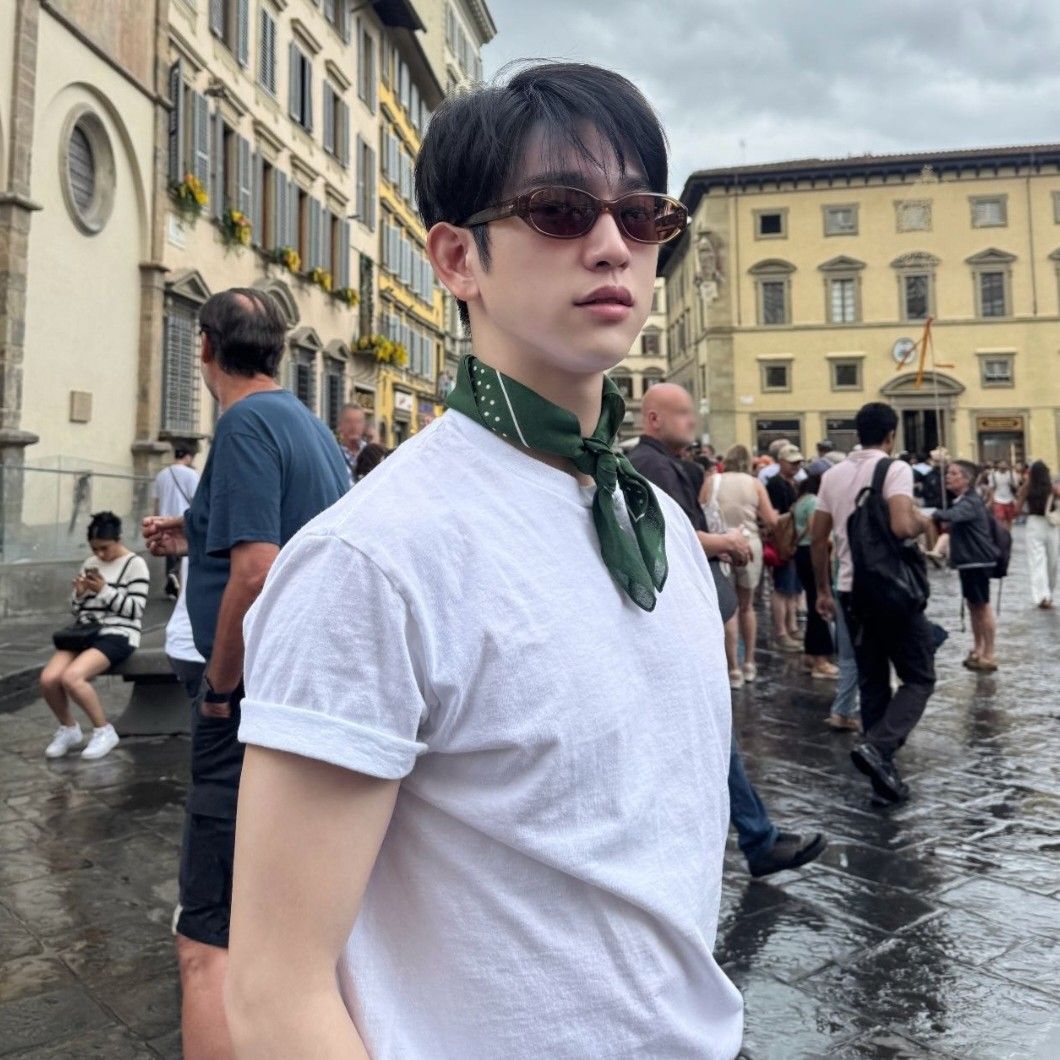 Cuplikan di balik layar dari Park Jinyoung