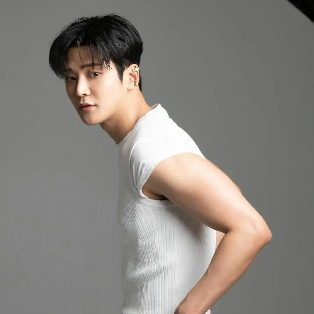 Behind-the-scenes cut of Rowoon