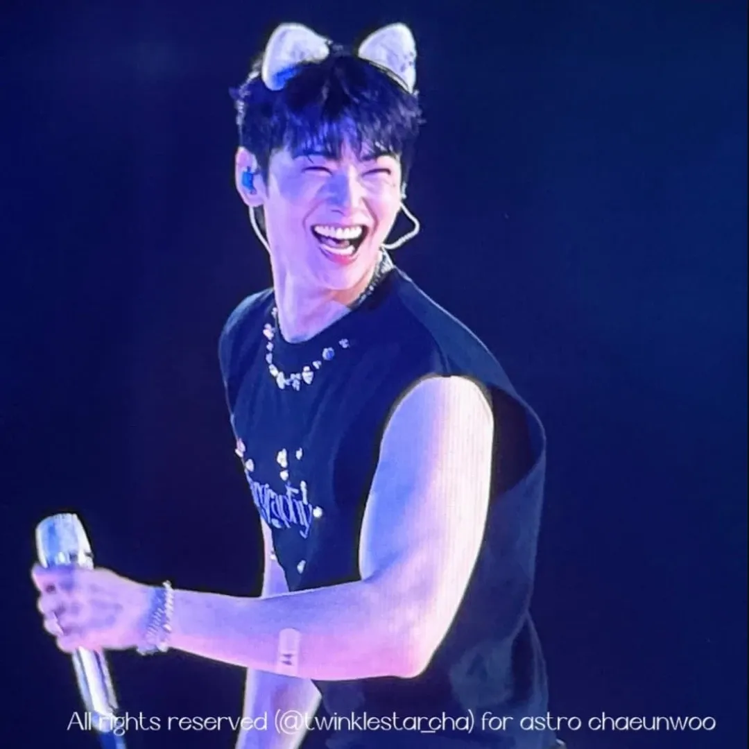 A moment captured by a fan of Cha Eunwoo