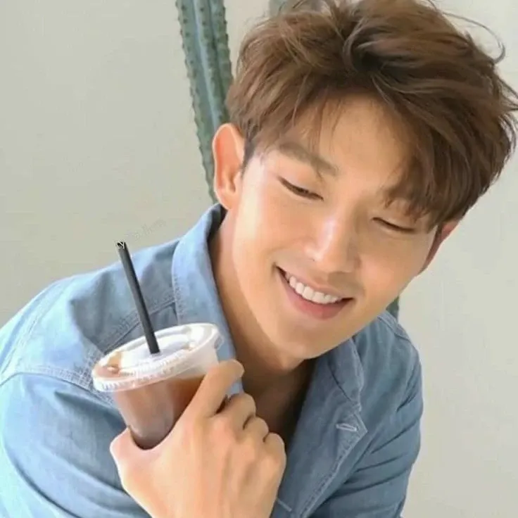A moment captured by a fan of Lee Joongi