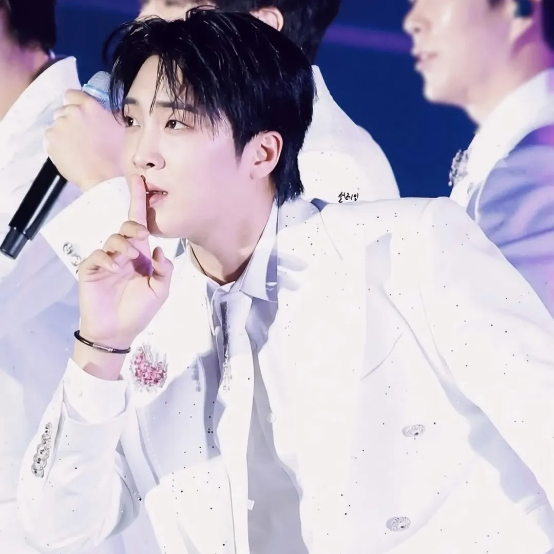 A moment captured by a fan of Hwang Yunsung