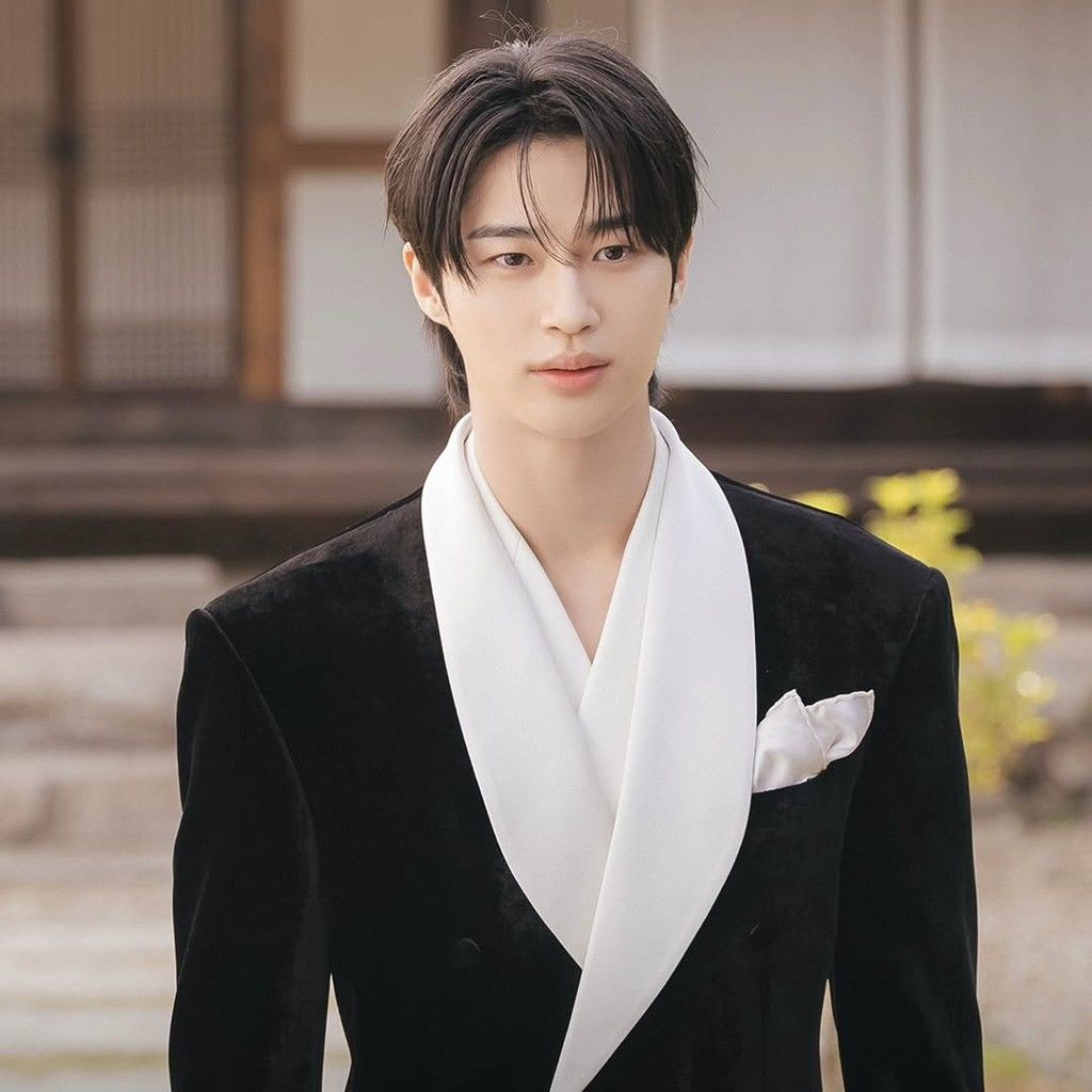 Behind-the-scenes cut of Byeon Wooseok