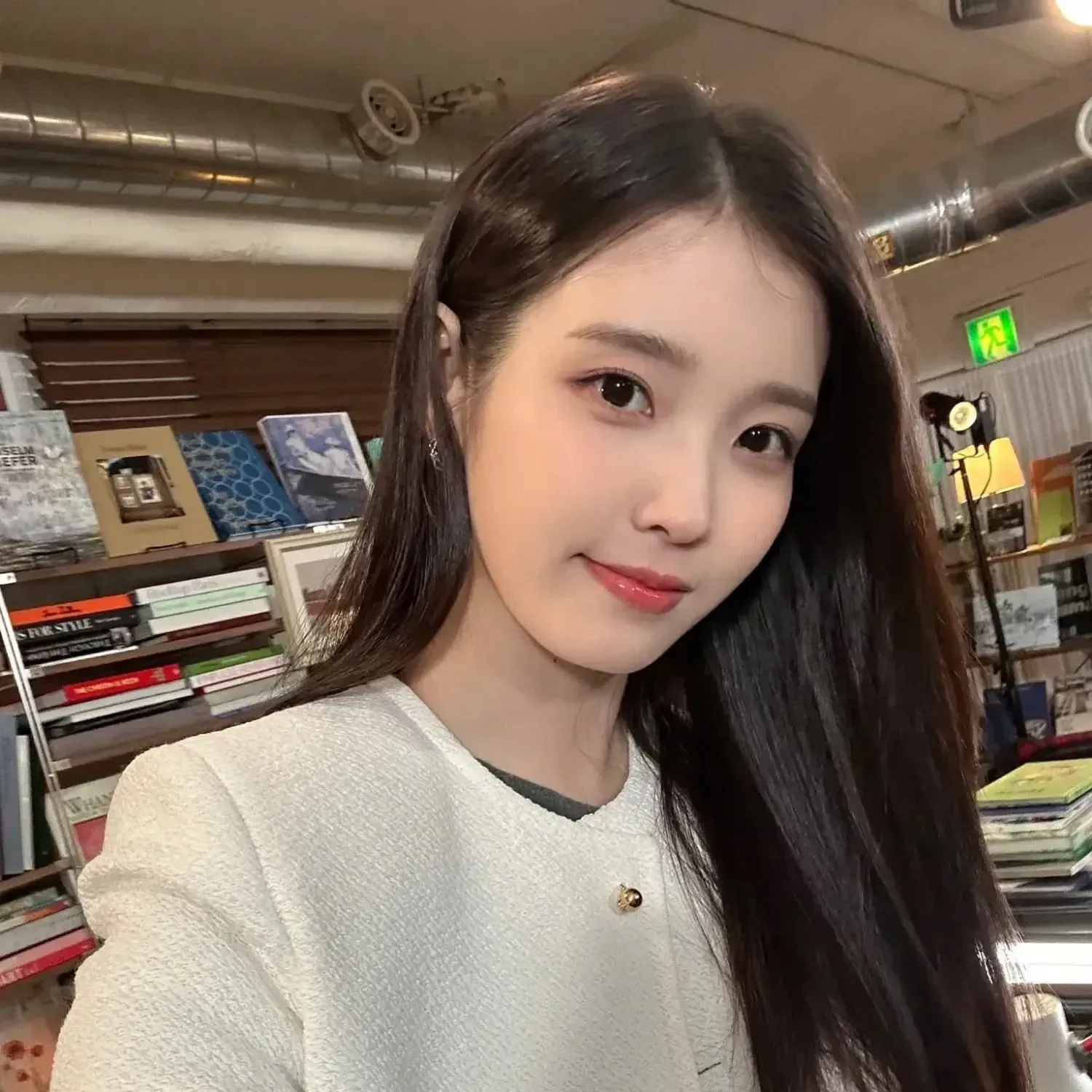 Cuplikan di balik layar dari IU