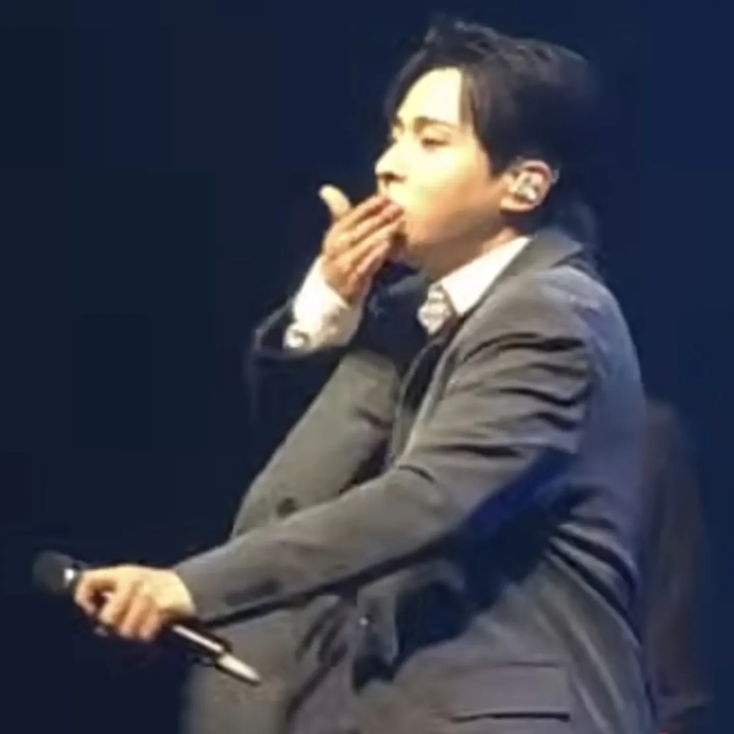 A moment captured by a fan of Seong Ri