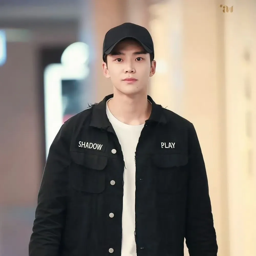 로운의 최신 사진